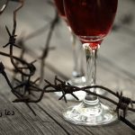 آیه شراب صحبت کرده​ – علت حرام بودن شراب در قرآن