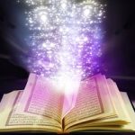 سرکتاب طلاق فوری رازهای سرکتاب طلاق فوری؛ دعایی که زندگی تان را نجات می دهد + جدول و روش اجرا آیا تا به حال فکر کرده اید چرا بعضی ازدواج ها با تمام عشقی که در ابتدا دارند، به بن بست می رسند؟ و چرا بعضی طلاق ها، نه تنها آرامش نیستند، بلکه تبدیل به جنگی تمام عیار می شوند که سال ها روح و روان آدم را می خورد؟ من سال هاست در حوزه دعانویسی و علوم روحانی فعالیت می کنم. هزاران مراجعه کننده داشته ام. زنانی که شب ها بی خوابی می کشند. مردانی که زیر یک سقف با همسرشان بیگانه اند. پدر و مادرهایی که نگران آینده بچه هایشان هستند. اما در تمام این سال ها، یک چیز را خوب یاد گرفته ام: گاهی طلاق نه یک شکست، که یک نجات است. و همین جاست که «سرکتاب طلاق فوری» وارد می شود. نه آن طلاق هایی که ماه ها در دادگاه خاک می خورند. نه آن جدایی هایی که هزار بار پشیمانی می آورند. نه… چیزی که من از آن حرف می زنم، گشایشی روحانی است که درهای بسته را باز می کند و راهگشای زندگی تازه ای می شود. سرکتاب طلاق فوری یعنی چه؟ اصلاً چنین چیزی داریم؟ خیلی از شما تا اسم «سرکتاب» می آید، یاد دعاهای عجیب و طلسم های پیچیده می افتید. اما بگذارید رک بگویم: سرکتاب طلاق فوری یک اصطلاح قدیمی در میان دعانویسان حرفه ای است. یعنی مجموعه ای از ادعیه، اسامی خاص الهی و اذکاری که با رعایت اصول زمان، مکان و طهارت، شرایطی را فراهم می کند که دو طرف به راحتی، بدون درگیری و با کمترین آسیب روحی و مالی، از هم جدا شوند. نه طلسم است، نه جادو. این کار، دعا و توکل بر خداست با استفاده کردن از اسراری که اولیای الهی به ما آموخته اند. فرقش با طلاق عادی کجاست؟ در طلاق عادی، شما منتظرید دادگاه حکم دهد. اما در سرکتاب، شما زمینه های روحانی و کیهانی را چنان تنظیم می کنید که خود طرف مقابل – بدون اینکه بفهمد تحت تأثیر قرار گرفته – به این نتیجه می رسد که جدا شدن به نفع هر دوی شماست. چرا طلاق فوری؟ چه زمانی به آن نیاز داریم؟ بگذارید صادق باشیم. خیلی از زندگی ها دیگر قابل تحمل نیستند: خشونت خانگی (روانی یا جسمی) خیانت های مکرر و بی توجهی کامل اعتیادی که درمانش ممکن نیست زندگی در یک خانه ولی مثل دو غریبه اختلافات عقیدتی و فرهنگی که راه جمع شدن ندارد زندانی شدن یکی از طرفین برای سال ها در چنین شرایطی، ادامه دادن زندگی مشترک ظلم است. آن وقت است که سرکتاب طلاق فوری به دادتان می رسد. من باور دارم که خداوند رحمان و رحیم است و نمی خواهد بنده اش در عذاب باشد. این دعا، همان راه نجات است. جدول کامل دعاها و اذکار سرکتاب طلاق فوری برای این کار، به چهار مرحله اصلی نیاز دارید. هر مرحله را دقیقاً طبق جدول زیر انجام دهید. هیچ کدام را کم و زیاد نکنید. تأثیر کار به نظم و اعتقاد قلبی شما بستگی دارد. مرحله نام عمل تعداد تکرار زمان انجام ملاحظات خاص اول سوره توحید (قل هو الله احد) ۱۱۱ بار شب جمعه، ساعت ۲ بامداد با وضو، رو به قبله، نیت خالص دوم ذکر «یا جامع» ۳۱۳ بار بعد از نماز صبح، پنجشنبه با انگشت اشاره به عکس یا نام طرف مقابل سوم سوره طلاق (آیه ۲ تا ۴) ۷ بار هنگام اذان ظهر بعد از خواندن، سه بار دمیدن در آب و نوشیدن چهارم دعای «یا قاضی الحاجات» ۴۰ شب پیاپی بعد از نماز عشاء بدون صحبت با کسی بین نماز و دعا نکته مهم جدول: هیچ کدام از این مراحل را در حال عصبانیت یا ناامیدی انجام ندهید. باید قلب تان آرام باشد و باور داشته باشید خداوند بهترین را برایتان رقم می زند. تفسیر دعاهای سرکتاب طلاق فوری (خیلی ساده و روان) این بخش را با دقت بخوانید. خیلی ها اشتباه می کنند و بدون فهمیدن معنی، دعا را تکرار می کنند. اما تأثیر واقعی وقتی است که بدانی چه می گویی. سوره توحید یعنی چه؟ توحید یعنی یکتا دانستن خدا. وقتی ۱۱۱ بار می گویی «قل هو الله احد»، داری می گویی: خدایا، فقط تو می توانی این گره را باز کنی. من از هر کس و هر چیز دیگری قطع امید کرده ام. به قدرت تو باور دارم. ذکر «یا جامع» جامع از اسم های خداست یعنی «جمع کننده». اما نکته عجیب این جاست: هم جمع می کند هم جدا می کند. یعنی همان خدایی که دو دل را به هم پیوند می زند، می تواند به مصلحت جدا کند. این ذکر را بخوان تا خداوند آن چیزی را که به صلابت می بیند (حتی جدایی) برایت فراهم کند. سوره طلاق چیست؟ سوره طلاق پر از آیات امید است. آیه ۲ می گوید: «و مَن یَتَّقِ اللَّهَ یَجْعَل لَّهُ مَخْرَجًا» یعنی هر کس تقوای خدا پیشه کند، خدا برایش راه خروجی قرار می دهد. در بحران زندگی تان، دقیقاً همین راه خروج را می خواهید. دعای «یا قاضی الحاجات» قاضی الحاجات یعنی ای کسی که حاجات را برآورده می کنی. این دعا فوق العاده قدرتمند است. اما شرطش این است که بین نماز عشاء و آن دعا، حرف دنیا (مثل تلویزیون، موسیقی، غیبت) نباشد. فقط سکوت و حضور قلب. ۷ اشتباه مرگبار که سرکتاب طلاق فوری را بی اثر می کند خیلی ها می گویند «دعا کردم فایده نداشت». اما وقتی بررسی می کنم، می بینم اشتباهاتی داشته اند که اینجا لیست کرده ام: نجاست و بدون وضو – نمیشه با لباس نجس یا بدن نجس با خدا حرف زد و انتظار اثر گذاشت. شک در دل – اگر دلت بگوید «شاید هم نشه»، انرژی دعا هدر می رود. غذای حرام – پولی که حرام است، دعایت را می سوزاند. به دیگران گفتن – هر چه سریّ تر باشد، تأثیرش بیشتر است. عجله کردن – بعضی کارهای روحانی ۴۰ روز طول می کشد. حوصله داشته باش. کینه و نفرین – تو می خواهی طلاق بگیری، نه اینکه طرف را نابود کنی. نیت خیر داشته باش. نگرفتن اسباب عادی – دعا را بخوان و همزمان وکیل خوب بگیر و پرونده ثبت کن. نگو فقط دعا بس است! کلمات کلیدی طلاق فوری و سرکتاب که در گوگل پر سرچ اند اگر صاحب وب سایتی هستی و می خواهی این مطلب در گوگل و بینگ دیده شود، این کلمات را در متن، عنوان ها و توضیحات استفاده کردن کن (که خود من اینجا آورده ام): سرکتاب طلاق فوری دعای طلاق فوری بدون مشکل سریع ترین راه جدایی روحانی ذکر یاحق برای طلاق دعای باز شدن بخت بعد از طلاق طلاق خلع با قرآن سوره طلاق برای جدایی آسان گشایش بعد از طلاق اثر دعای یا جامع بر جدایی زمان طلاق فوری در قرآن این کلمات را طبیعی در متن پخش کن. نه اینکه بریزیشان توی یک پاراگراف. گوگل هوشمند است و تکرار غیر طبیعی را جریمه می کند. سوالات متداول درباره سرکتاب طلاق فوری سوال ۱: آیا سرکتاب طلاق فوری باعث گناه می شود؟ نه، به شرطی که نیتت جدا کردن دو نفر به خاطر مصلحت باشد، نه ظلم کردن به کسی. خدا خودش فرموده «تکلیف حرجی نیست». اگر زندگی حرجی شده، جدایی اشکال ندارد. سوال ۲: اگر طرف مقابل مانع طلاق شود، این دعا کار می کند؟ بله، دقیقاً برای همین حالت نوشته شده. بعضی آدم ها از روی لج بازی یا کنترل گری، تن به طلاق نمی دهند. دعای سرکتاب، قفل لجاجتشان را باز می کند. سوال ۳: چه مدت بعد از شروع دعا نتیجه می بینم؟ بین ۷ تا ۴۰ روز. برخی موارد حاد (مثل خشونت فیزیکی) زودتر، بعضی موارد مزمن (مثل بی محبتی طولانی) دیرتر. سوال ۴: می توانم هم برای خودم و هم برای دیگری این کار را انجام دهم؟ برای خودت که بهتر. برای دیگری فقط با اجازه او. مبادا برای خواهر یا دوستت بدون خبرش دعا کنی. این تجاوز به حریم شخصی است. سوال ۵: اگر بعد از ۴۰ روز هیچ اتفاقی نیفتاد، چه؟ یعنی یا شرطی از شروط را رعایت نکردی، یا خیر تو در ادامه همین زندگی است. گاهی خدا نمی خواهد طلاق بگیری چون بعد از طلاق بدتر می شود. از یک دعانویس باتجربه کمک بگیر. سوال ۶: آیا می شود همزمان دعای سرکتاب و دعای حفظ خانواده را خواند؟ جالب است بدانی نه. این دو ضد هم اند. یا می خواهی جدا شوی یا می خواهی بمانی. هر دو را نخوان. سوال ۷: آیا مردان هم می توانند این دعا را بخوانند؟ قطعاً بله. آمار مراجعه کنندگان من، ۴۰ درصد مردان هستند. مردها هم در ازدواج های سمی گیر می افتند. این دعا برای همه است. حالا پس از طلاق فوری، چه کنیم؟ (جادوی جدید شروع زندگی) اتفاق عجیبی که برای خیلی از مراجعان من افتاده این است: بعد از طلاق فوری، اول غمگین می شوند. اما چند ماه بعد، سبک می شوند. انگار کوه از دوششان برداشته شده. اما این پایان کار نیست. حالا وقت ساختن است: دعای بعد از طلاق را فراموش نکن. بگو «اللهم ارزقنی خیراً منها» (خدایا بهتر از او روزی ام کن). صدقه روزانه بده. حتی یک نان خشک به گربه. این کار انرژی منفی را پاک می کند. چهل روز هیچ تصمیم جدیدی (ازدواج مجدد، مهاجرت) نگیر. بگذار روحت جا بیاید. گفتار درمانی برو. طلاق زخم دارد. حتی قوی ترین افراد هم به کمک نیاز دارند. نتیجه گیری: سرکتاب طلاق فوری، دری به سوی زندگی نو دوست من، اگر به اینجا رسیده ای، یعنی یا خودت در بن بست زندگی گیر کرده ای یا کسی را دوست داری که رنج می کشد. من با قاطعیت می گویم: در مکتب اهل بیت (ع) هیچ چیز به اندازه تحمل ظلم در زندگی مشترک اشتباه نیست. طلاق فوری از طریق سرکتاب، یک ابزار روحانی است که خداوند به اولیایش آموخته تا بندگانش از ورطه نابودی نجات یابند. اما یک هشدار جدی: این مطالب را با احترام و نیت پاک به کار بگیر. به سراغ افراد سودجو و دعانویس های قلابی نرو. خودت با توکل به خدا و رعایت دستورات بالا، می توانی این راه را بروی. اگر در هر مرحله شک یا سوالی داشتی، با یک فرد مورد اعتماد و باتجربه در این حوزه مشورت کن. یادت باشد: خداوند «احکم الحاکمین» و «ارحم الراحمین» است. کودکی که در خانواده متلاشی شده بزرگ می شود، از طلاق زودتر به دادش برس. خودت را از زنجیر زندگی مرده آزاد کن. این نه خودخواهی، که رحم به خود و دیگران است. حرف آخر: دعا را شروع کن. امروز. همین الان. برو وضو بگیر. نام طرف مقابل را بنویس. ذکر «یا جامع» را بگو. در را به روی خدا باز کن. او منتظر یک قدم توست.